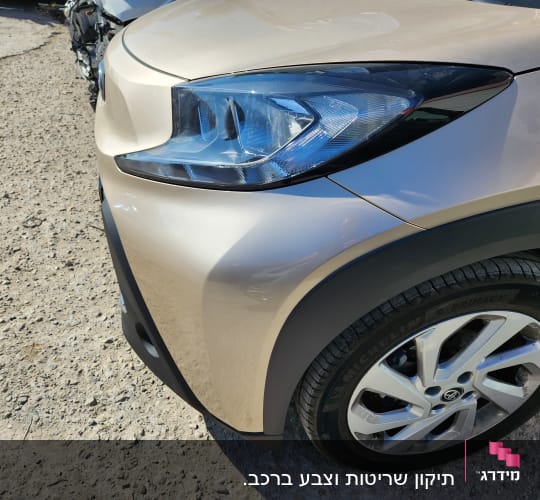 חזית רכב עם פנס קדמי וגלגל